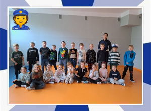 Przedstawiciel Wydziału Ruchu Drogowego Komendy Miejskiej Policji w Łodzi w klasie 1a i 1b.